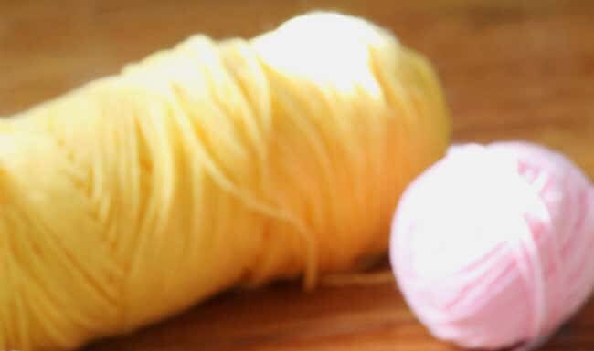 How to Make a Pom Pom: Easy Step-by-Step Tutorial How to make a pom pom with a cardboard rectangle