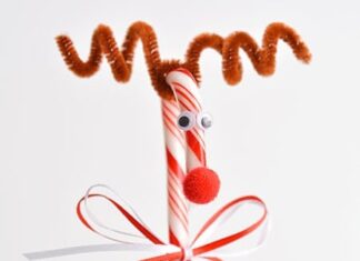 How to Make Candy Cane Reindeer – A Fun Christmas Craft for Kids Do you remember making these candy cane reindeer when you were a kid?! They're so cute and SO EASY! What a great holiday craft to do with the kids!