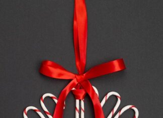 DIY Candy Cane Wreath DIY Christmas wreath made with candy canes