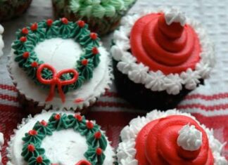 How to Make Chocolate Covered Marshmallow Reindeer – A Cute and Tasty Christmas Treat 30+ Easy Christmas Cupcake Ideas - Chocolate Wreath Cupcakes