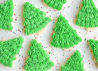 Easy Reindeer Sugar Cookies – A Cute and Festive Holiday Treat Christmas tree decorated sugar cookies