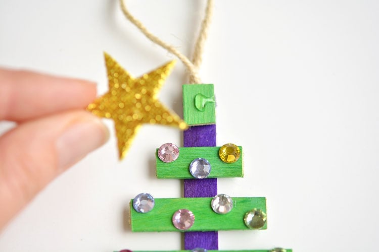 These popsicle stick Christmas trees are SO EASY to make and they're so beautiful! The kids loved decorating them! Such an awesome dollar store Christmas craft idea!!