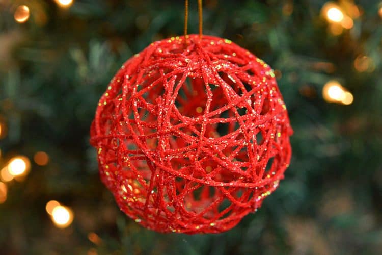 Glitter ball ornaments using balloons and yarn