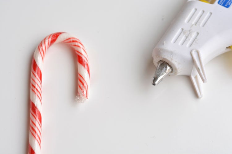 Do you remember making these candy cane reindeer when you were a kid?! They're so cute and SO EASY! What a great holiday craft to do with the kids!