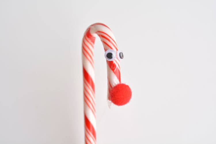 Do you remember making these candy cane reindeer when you were a kid?! They're so cute and SO EASY! What a great holiday craft to do with the kids!