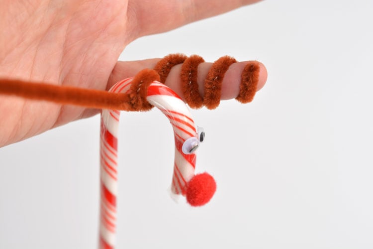 Do you remember making these candy cane reindeer when you were a kid?! They're so cute and SO EASY! What a great holiday craft to do with the kids!