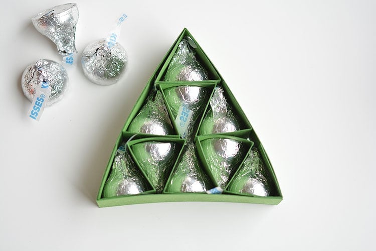 These Hershey's Kisses Christmas Trees are SO ADORABLE and they're really easy to make! They're a great alternative to a box of chocolates, and way cuter!