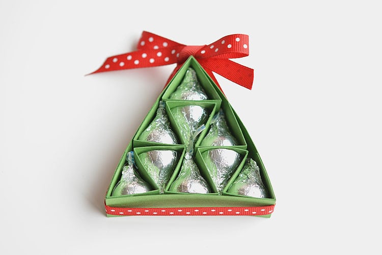 These Hershey's Kisses Christmas Trees are SO ADORABLE and they're really easy to make! They're a great alternative to a box of chocolates, and way cuter!
