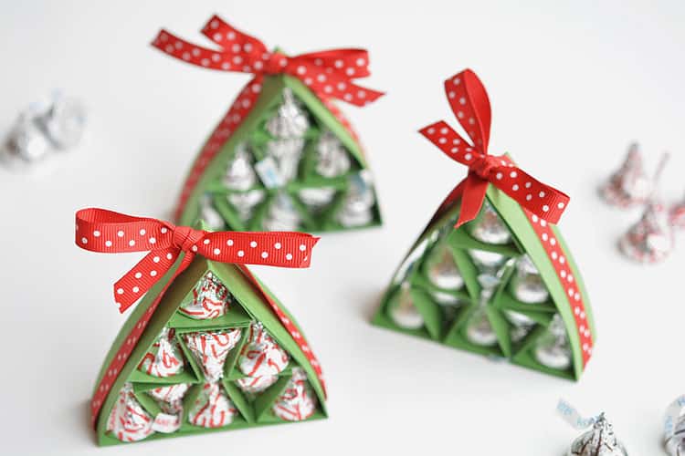 These Hershey's Kisses Christmas Trees are SO ADORABLE and they're really easy to make! They're a great alternative to a box of chocolates, and way cuter!