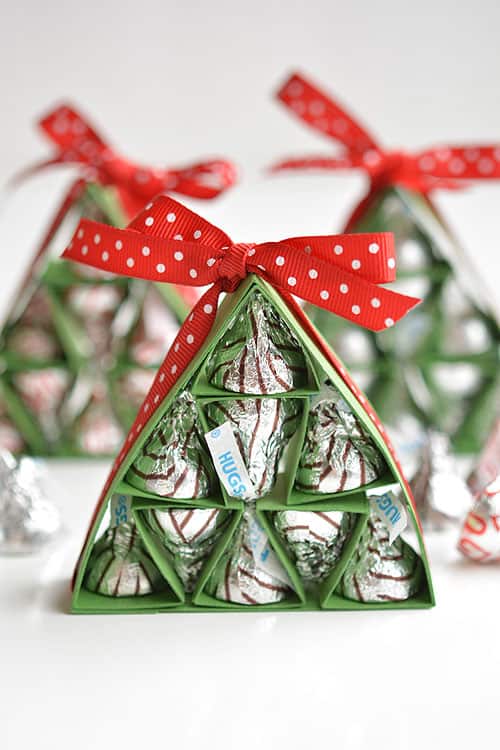 These Hershey's Kisses Christmas Trees are SO ADORABLE and they're really easy to make! They're a great alternative to a box of chocolates, and way cuter!