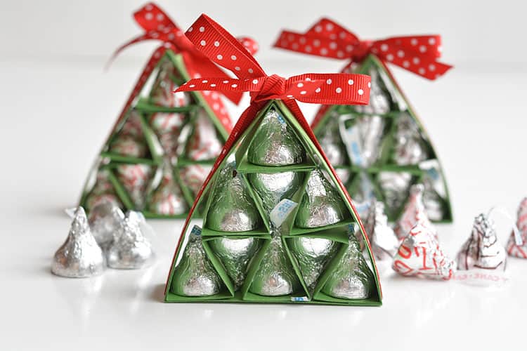 These Hershey's Kisses Christmas Trees are SO ADORABLE and they're really easy to make! They're a great alternative to a box of chocolates, and way cuter!