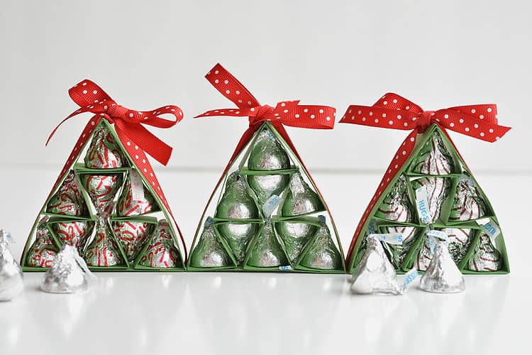 These Hershey's Kisses Christmas Trees are SO ADORABLE and they're really easy to make! They're a great alternative to a box of chocolates, and way cuter!