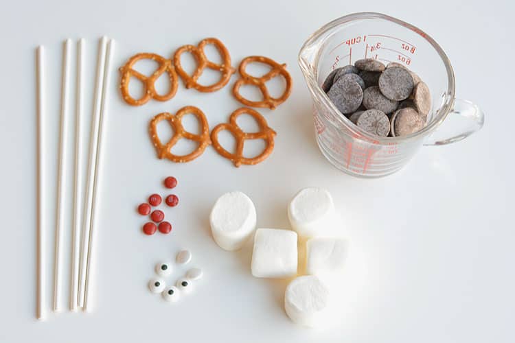 These chocolate covered marshmallow reindeer are so cute and SO EASY! And if you use dark chocolate, they actually taste amazing too! Simple and adorable!