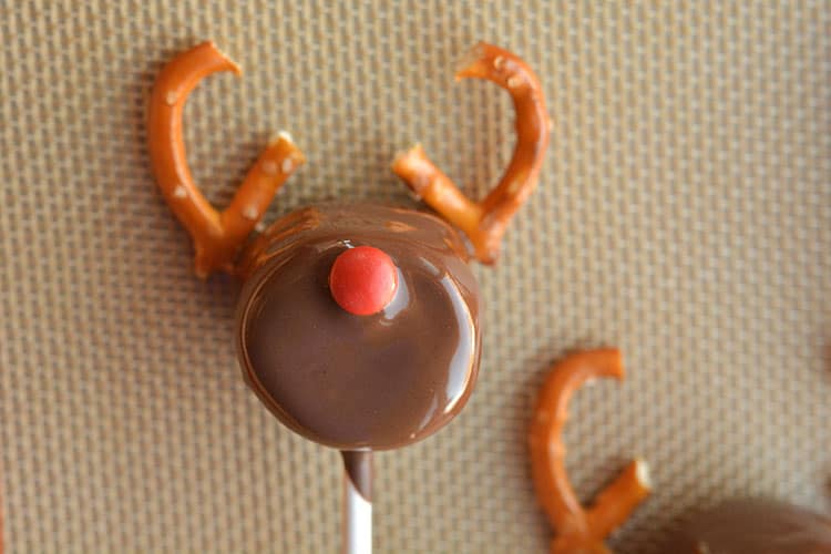 These chocolate covered marshmallow reindeer are so cute and SO EASY! And if you use dark chocolate, they actually taste amazing too! Simple and adorable!