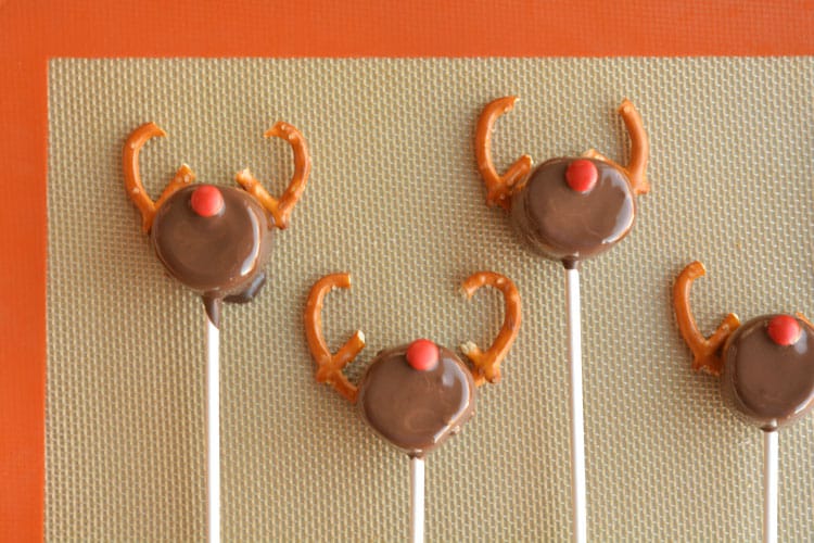 These chocolate covered marshmallow reindeer are so cute and SO EASY! And if you use dark chocolate, they actually taste amazing too! Simple and adorable!