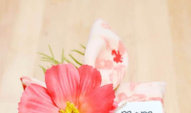 How to Do Furoshiki Wrapping Gift box wrapped with furoshiki