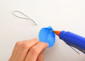 How to Make Glittery Snowflake Window Clings – A Sparkling Christmas DIY