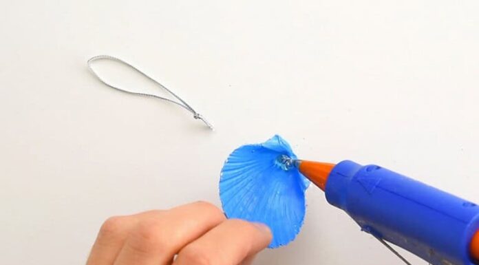 How to Make Glittery Snowflake Window Clings – A Sparkling Christmas DIY