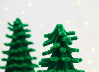 Pipe Cleaner Christmas Tree Easy pipe cleaner Christmas tree craft