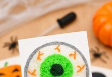Halloween 3D Sponge Canvas – Spooky Art That Comes to Life! 3D eyeball drawing on sponge canvas with Halloween symbols in the background