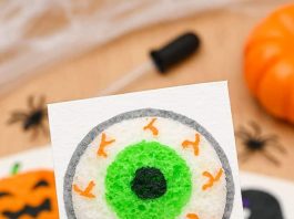 Halloween 3D Sponge Canvas – Spooky Art That Comes to Life! 3D eyeball drawing on sponge canvas with Halloween symbols in the background