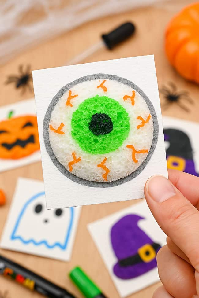 Halloween 3D Sponge Canvas 3D eyeball drawing on sponge canvas with Halloween symbols in the background