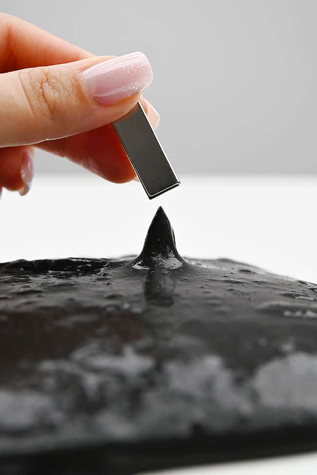 Stretching iron oxide slime up with a magnet