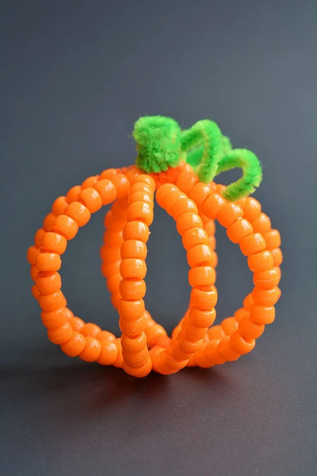 beaded pipe cleaner pumpkins kids craft instruction image 9