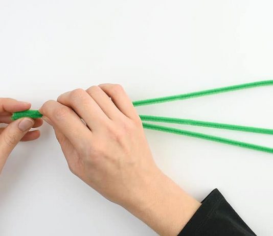 Easy Pipe Cleaner Shamrock With Beads Tutorial for Kids pipe cleaner shamrock with beads kids craft instruction image 1