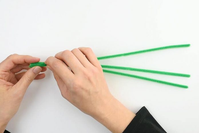 easy-pipe-cleaner-shamrock-with-beads-tutorial-for-kids-instruction-1 pipe cleaner shamrock with beads kids craft instruction image 1
