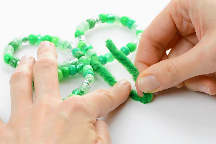 pipe cleaner shamrock with beads kids craft instruction image 8