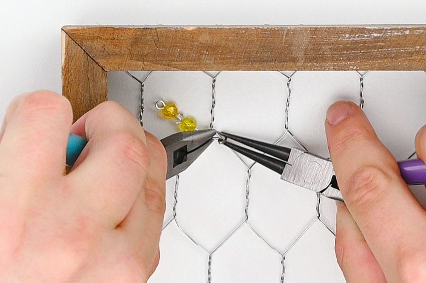 chicken wire suncatcher kids craft instruction image 17