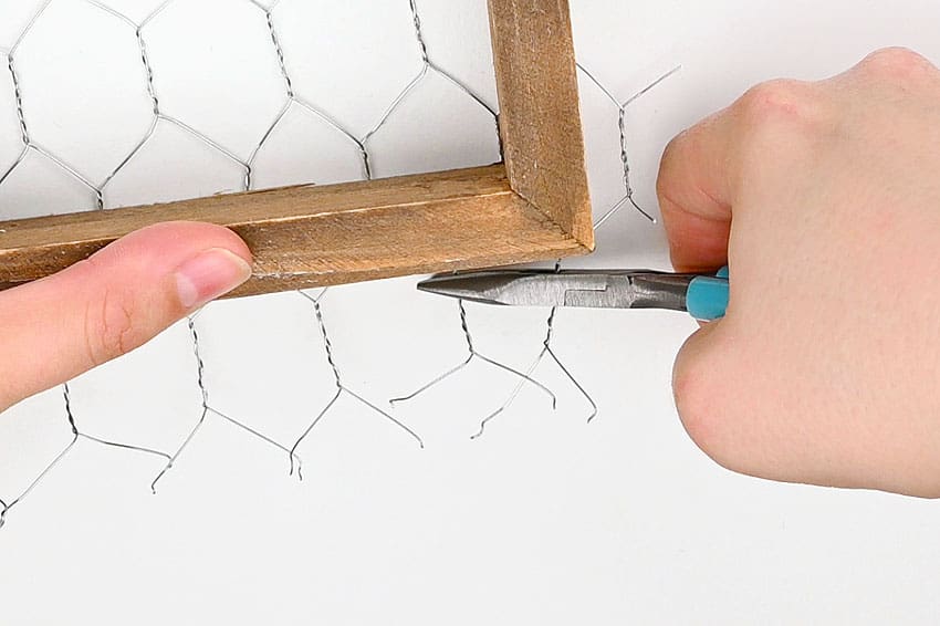 chicken wire suncatcher kids craft instruction image 3