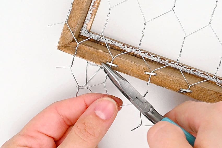chicken wire suncatcher kids craft instruction image 7