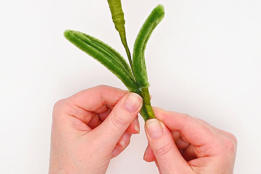pipe cleaner lily kids craft instruction image 24