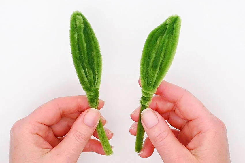 pipe cleaner lily kids craft instruction image 9
