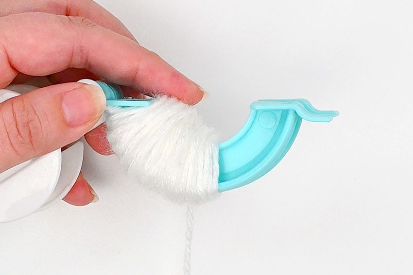 pom pom cat crochet yarn craft instruction image 2