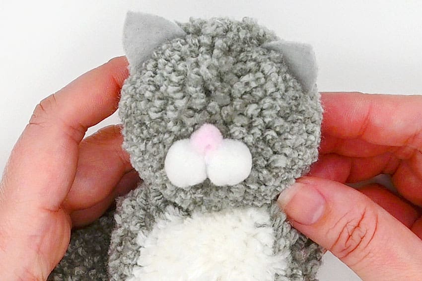 pom pom cat crochet yarn craft instruction image 27