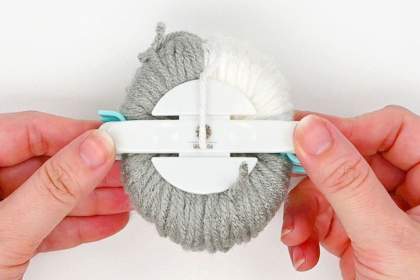 pom pom cat crochet yarn craft instruction image 4