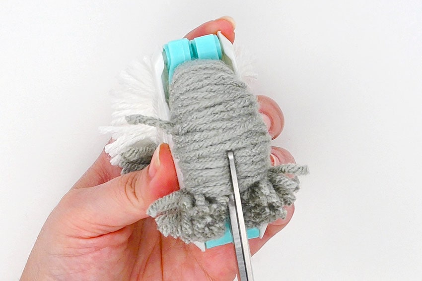 pom pom cat crochet yarn craft instruction image 5