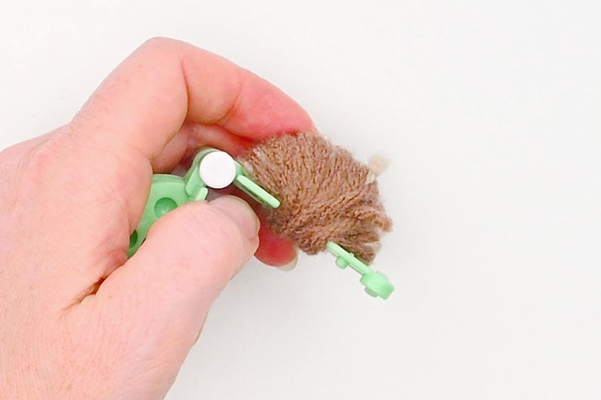pom pom otter crochet yarn craft instruction image 10