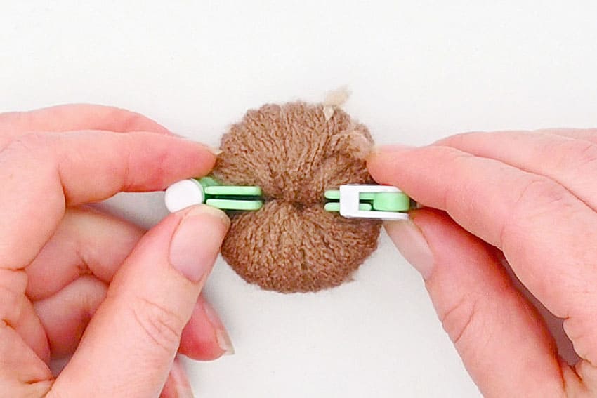 pom pom otter crochet yarn craft instruction image 11