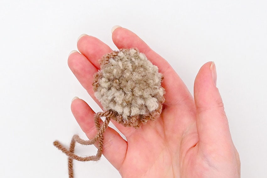 pom pom otter crochet yarn craft instruction image 12