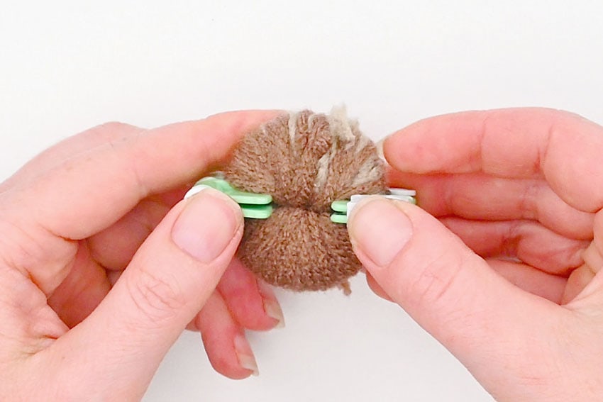 pom pom otter crochet yarn craft instruction image 13