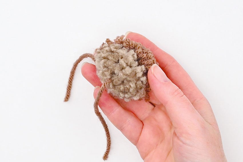 pom pom otter crochet yarn craft instruction image 14