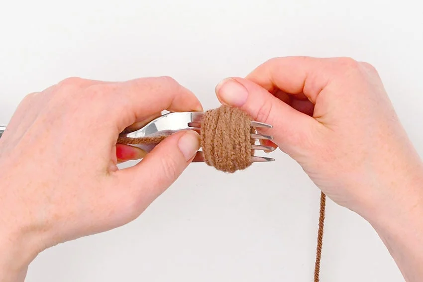 pom pom otter crochet yarn craft instruction image 16