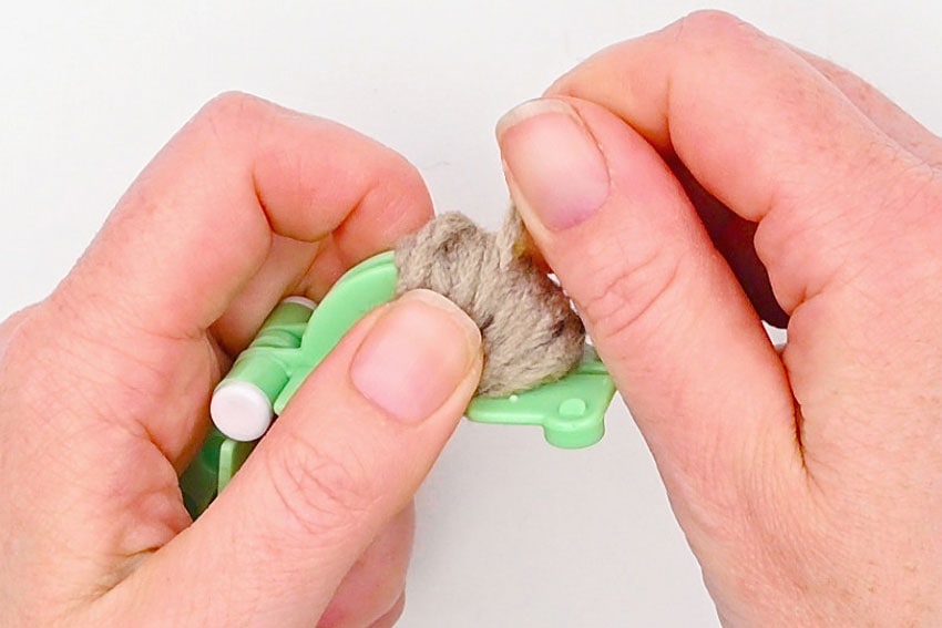 pom pom otter crochet yarn craft instruction image 2