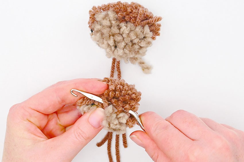 pom pom otter crochet yarn craft instruction image 22