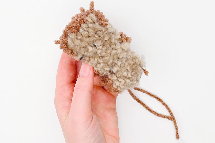 pom pom otter crochet yarn craft instruction image 24