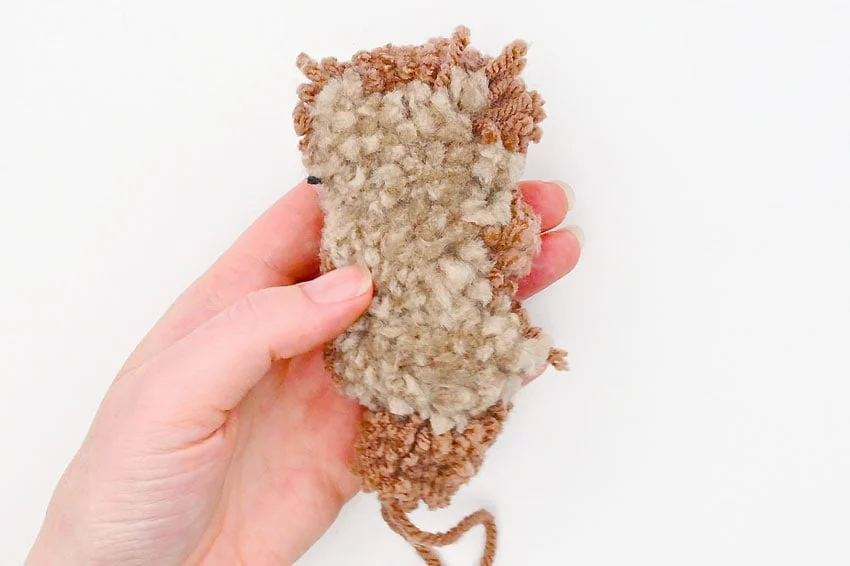 pom pom otter crochet yarn craft instruction image 25